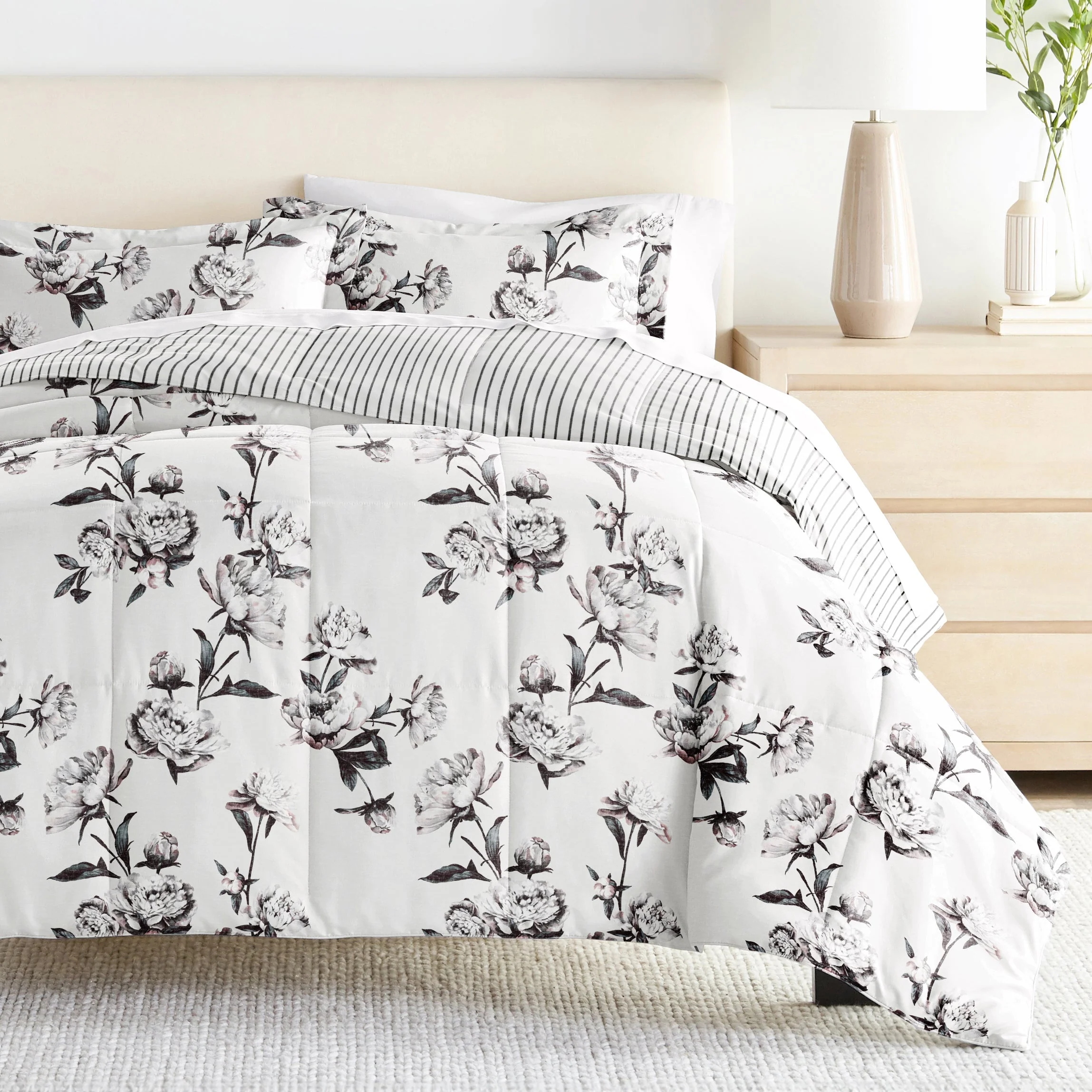 Vintage Magnolia Reversible Down-Alternative Comforter Set (Sale) - Image 3